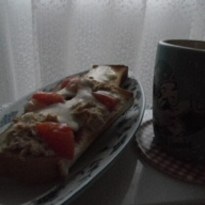 おはようございます
トマトでジューシーなピザトーストになりました　美味しかったです　また　つくりたくなりました